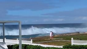 Мощная волна смыла фотографирующихся на берегу океана возлюбленных