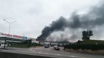 Сильный пожар в крупном торговом центре в Баку