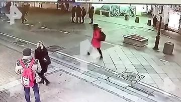 Камера сняла драку с поножовщиной в центре Москвы