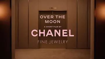 Chanel özünün yeni reklam çarxında Aya lift qaldırdı