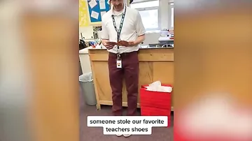 Школьники довели до слез учителя своим подарком