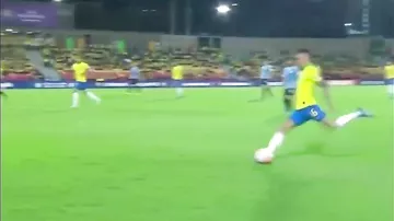 Закатил мяч себе между ног: вратарь сборной Уругвая отметился нелепым автоголом