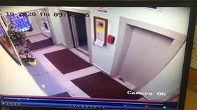 Мужчина вышвырнул из лифта женщину, наводящую уборку