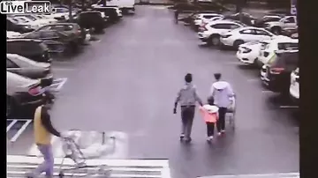 Ловкий герой с магазинной тележкой оказал полиции помощь