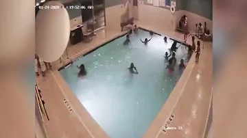 Ребёнок тонул в течение четырёх минут, пока взрослые беззаботно веселились в том же бассейне