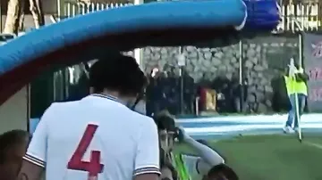 Baş məşqçi futbolçusunu vurdu, oyundan qovuldu
