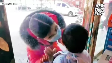 Ana 26 gün sonra görə bildiyi oğlunu şüşənin arxasından öpdü - Çindən təsirli kadrlar