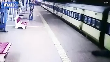Пассажир подскользнулся на платформе и угодил под поезд