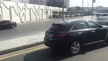 Bakıda beton daşıyan yük avtomobili qəza törətdi - Şəhərə giriş bağlandı