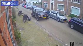 Погоня водителя за «сбежавшим» джипом попала на видео в Голландии