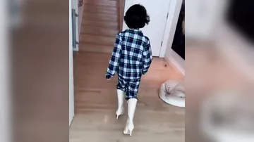 Oğluna dikdaban geydirən aktrisa tənqid edildi