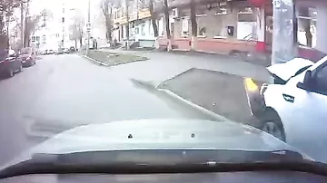Polisdən qaçan sərxoş sürücü “Hyundai”la dirəyə girdi