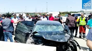 В Баку автомобиль врезался в стену, есть пострадавшие
