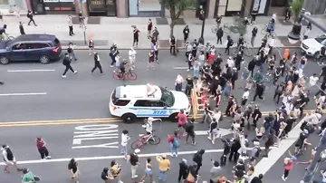 Polis avtomobilini qəsdən etirazçıların üstünə sürdü