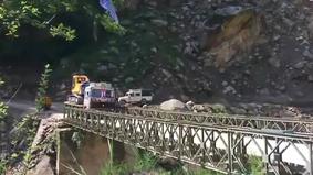 В Индии грузовик с экскаватором обрушил мост над ущельем