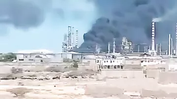 В Венесуэле загорелся нефтеперерабатывающий завод