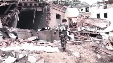 Азербайджанский ребенок ищет на развалинах дома родителей: Очень скучаю по маме и папе
