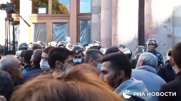 Десятки силовиков с щитами стягиваются к дому правительства Армении (2)