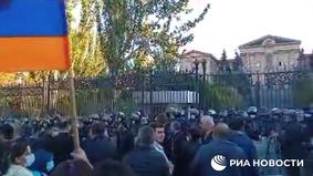 Силовики встречают протестующих у парламента Армении