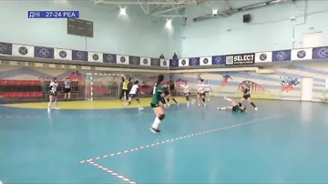Qadın həndbolçuların oyununda kütləvi dava düşdü