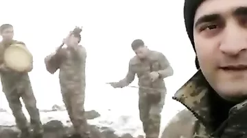 Азербайджанские солдаты на отдыхе – одни "грозятся" украсть невесту, другие поют песни  (5)