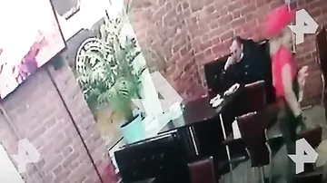 Подавился куском мяса: камеры сняли внезапную смерть мужчины в кафе
