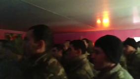Азербайджанские военнослужащие в Шуше смотрят Парад Победы
