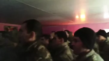 Азербайджанские военнослужащие в Шуше смотрят Парад Победы